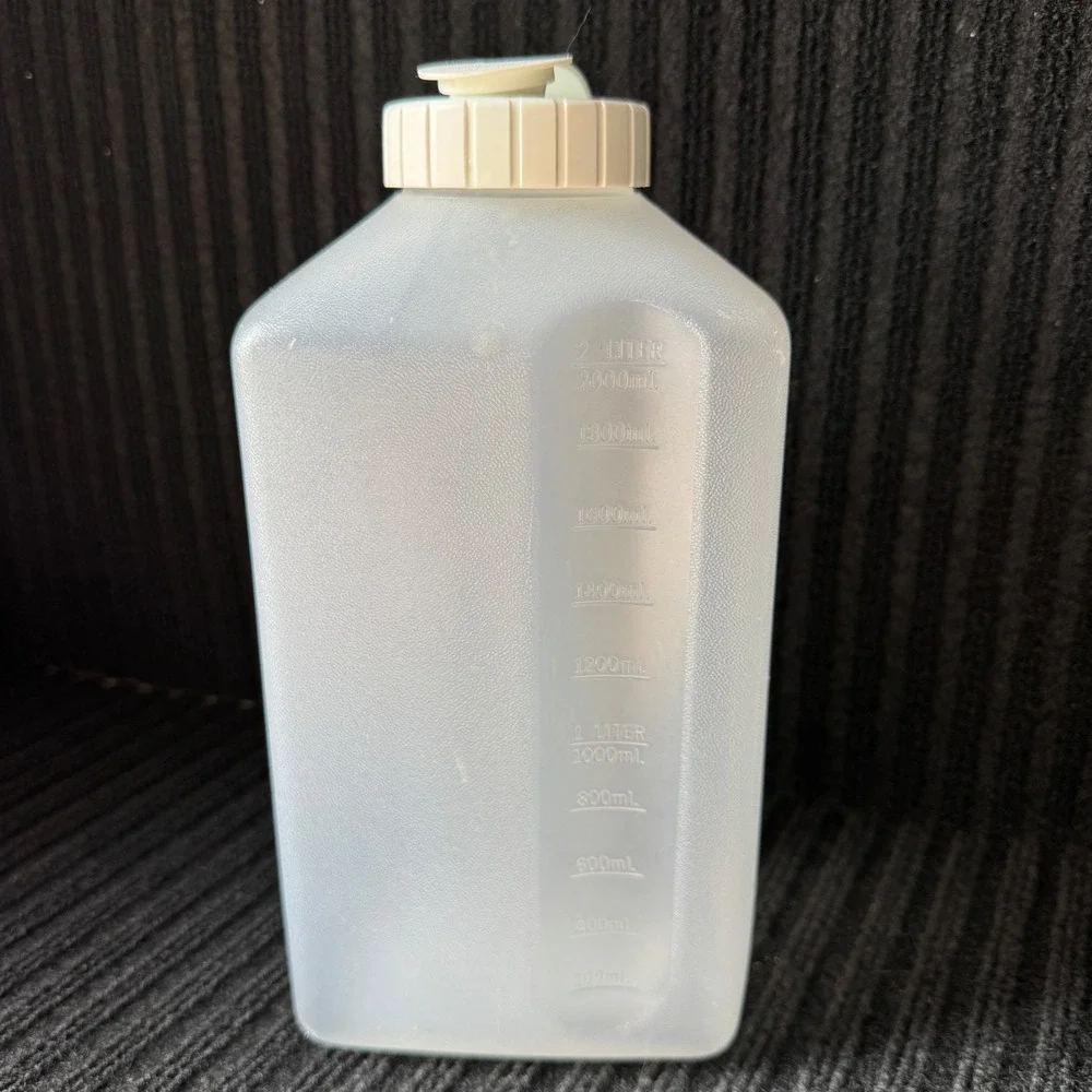 Rubbermaid Servin Saver 2 Quart Plastic Water Bottle Pitcher 2468 White Lid - Picture 4 of 8